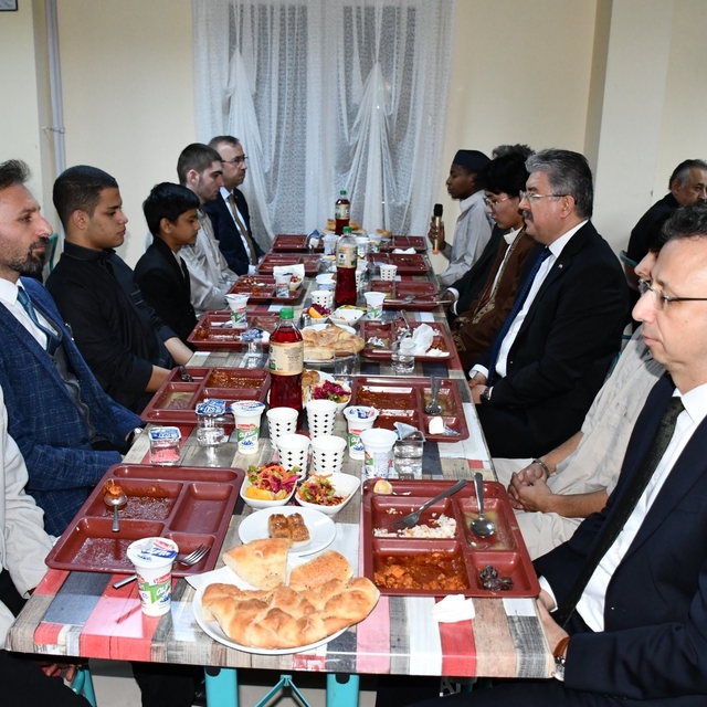 İftarda uluslararası öğrencilerle bir araya gelindi