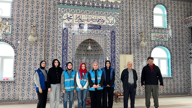 Alaçam Gençlik Merkezi gönüllüleri camilerde temizlik yapıyor