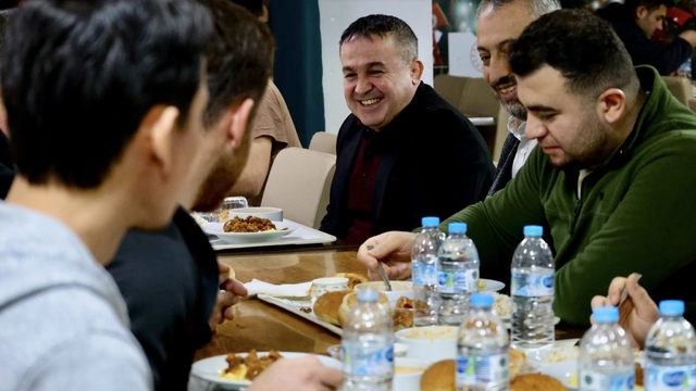 İl Müdürü Ramazan Demir öğrencilere yemek dağıttı