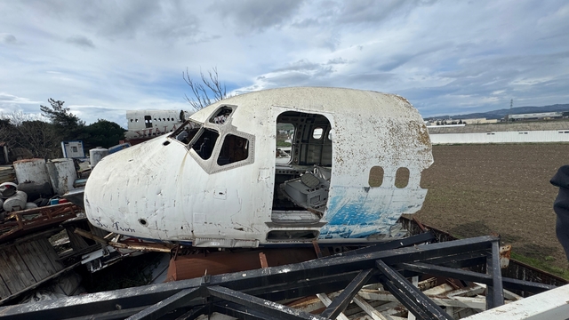 Bursa'da hurdacıdaki Boeing 747 uçak görenleri şaşkına çeviriyor
Geri dönüşüm tesisindeki dev uçak gökyüzündeki pilotların bile dikkatini çekiyor
Uçağın sahibi Ertan Çoğrul:
"Gören herkes hayretle bakıyor, satın alınıp halka kazandırılmasını çok isterim"