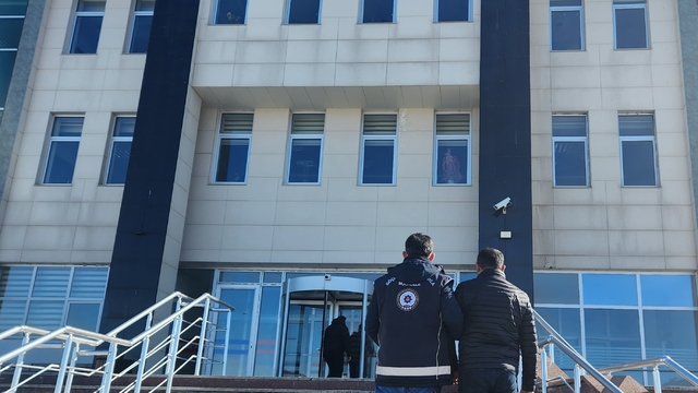 Kars'ta düzensiz göçmen taşırken yakalanan sürücü tutuklandı