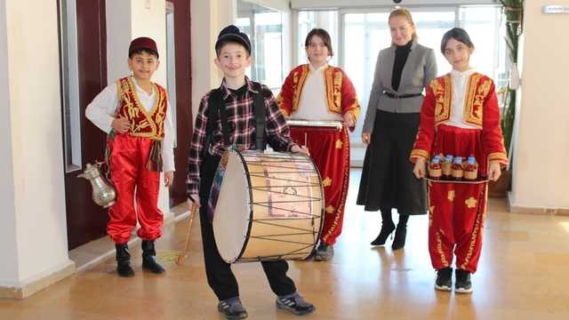 Tekirdağ'da öğrenciler sağlık çalışanlarına davul çalıp mani okudu