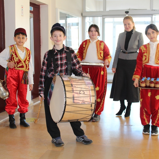 Tekirdağ'da öğrenciler sağlık çalışanlarına davul çalıp mani okudu