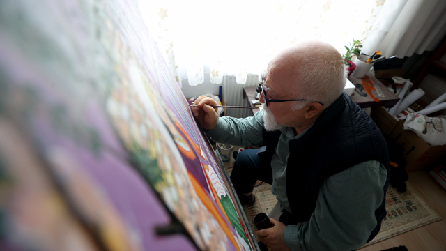 Türk gölge oyunu karakterlerini tuvale yansıtıyor