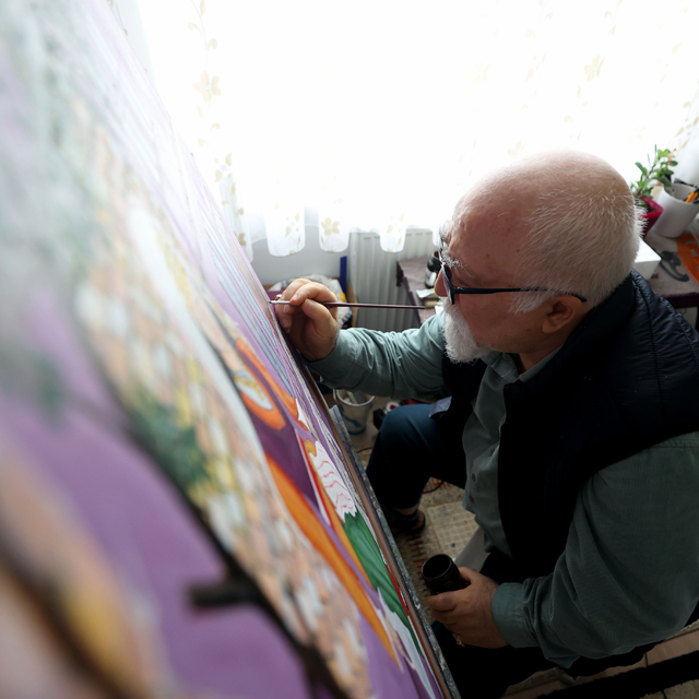 Türk gölge oyunu karakterlerini tuvale yansıtıyor