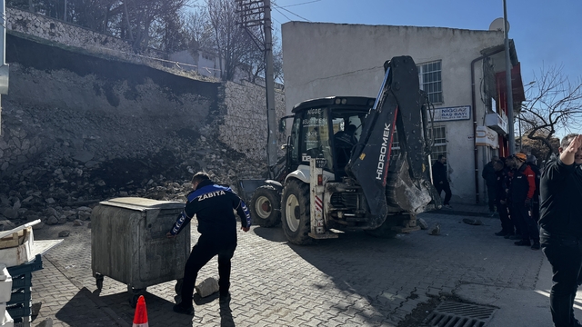 Niğde Kalesi'nin istinat duvarı çöktü