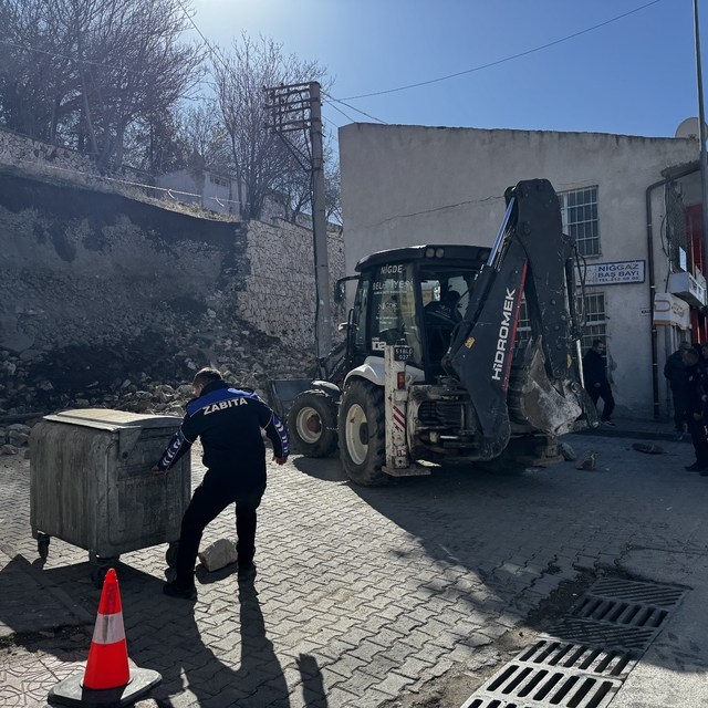 Niğde Kalesi'nin istinat duvarı çöktü