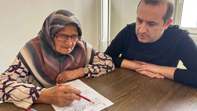 Okul hayali yarım kalınca 80 yaşından sonra okuma yazma öğrendi
