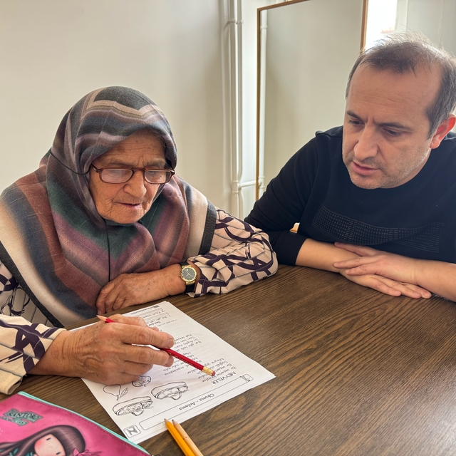 Okul hayali yarım kalınca 80 yaşından sonra okuma yazma öğrendi