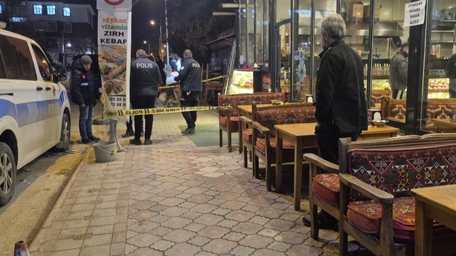Malatya'da kafe önünde husumetlisi tarafından vuruldu