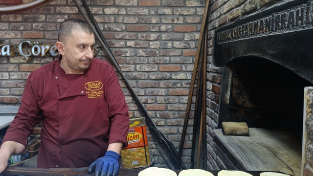 Kahramanmaraş'ın tecilli lezzeti Maraş çöreği Ramazan sofralarını süslüyor
"En büyük özelliği taş fırında, odun ateşinde pişmesidir"