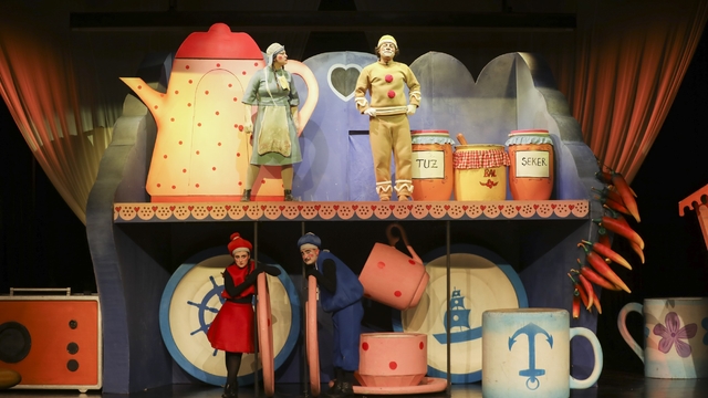 Mersin Şehir Tiyatrosuna küçük ellerden büyük alkış