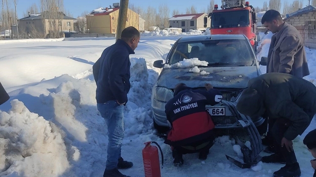 Van'da seyir halindeki otomobil yandı