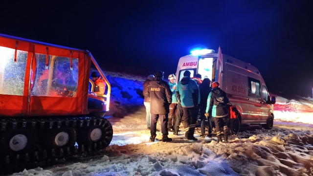 Mahsur kalarak donma tehlikesi geçiren 3 işçiyi ekipler kurtardı