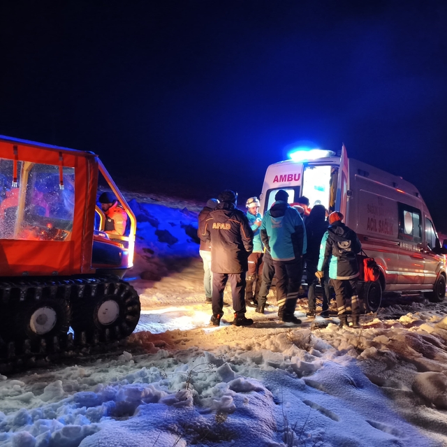 Mahsur kalarak donma tehlikesi geçiren 3 işçiyi ekipler kurtardı