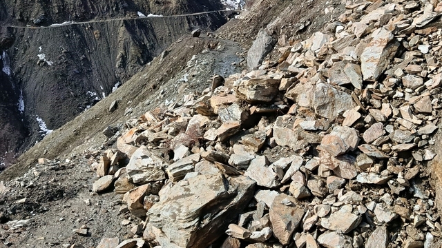 Bingöl'de kar ve heyelandan dolayı kapanan köy yolları açılıyor