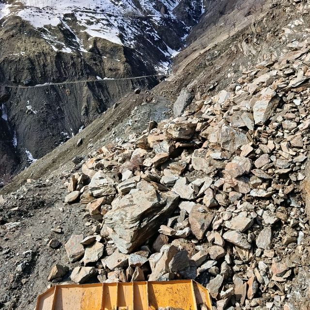Bingöl'de kar ve heyelandan dolayı kapanan köy yolları açılıyor