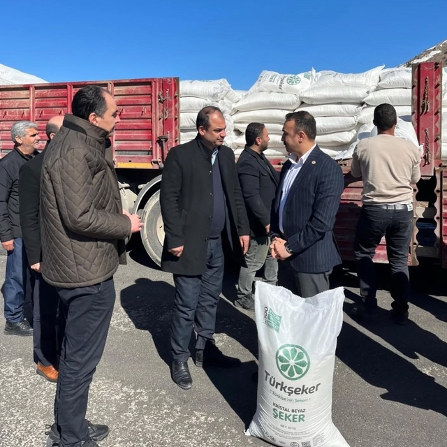 Arıcılara arı besleme şekeri dağıtıldı