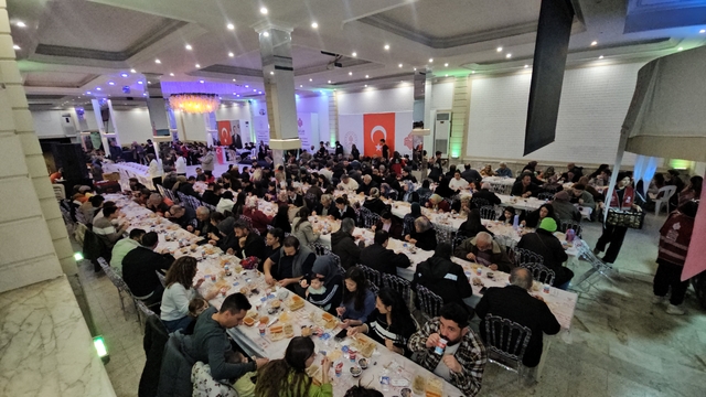 Nazilli'de vatandaşlar Vakıflar Müdürlüğü'nün iftarında buluşuyor