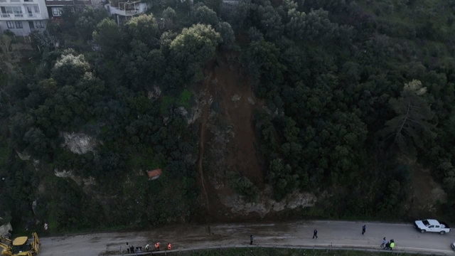 Bursa'da heyelan bölgesi temizlendi...Kayan bölge dron ile görüntülendi
Mudanya ile Gemlik ilçesini birbirine bağlayan bölgedeki heyelanın ardından temizlik çalışmaları tamamlandı
Mudanya Belediye Başkanı Deniz Dalgıç:
"Üst kesimdeki ruhsatlı evler için risk bulunmuyor. Ancak riskli olduğu değerlendirilen alanlarla ilgili tespit işlemleri sürüyor"