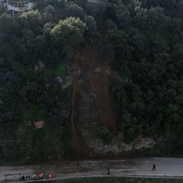 Bursa'da heyelan bölgesi temizlendi...Kayan bölge dron ile görüntülendi
Mud...