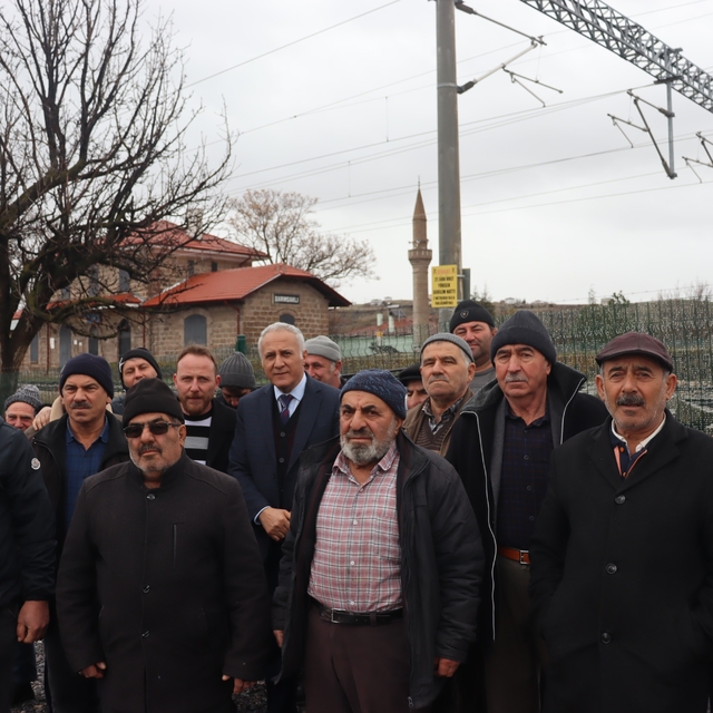 Teravih namazı için 5 kilometre yürümek istemiyorlar
Mahalleleri ikiye bölü...