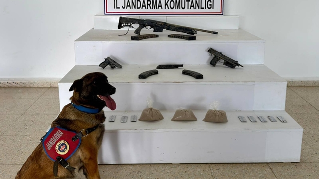 Van'da 3 kilo 100 gram uyuşturucu ve çok sayıda silah ele geçirildi