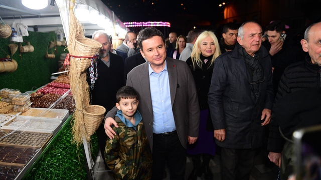 Osmangazi Belediyesi, Ramazan'ın manevi iklimini ilçenin dört yanına taşıyor
Osmangazi Belediye Başkanı Erkan Aydın Üftade Meydanı'nda vatandaşlarla buluşup, Ramazan heyecanına ortak oldu