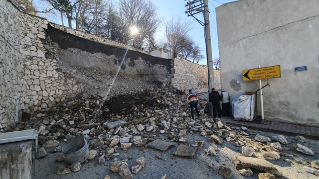 Niğde Kalesi'nin istinat duvarı çöktü