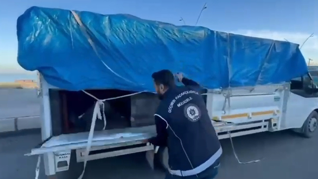 Hayvan dışkısı ile kamufle edilen bölmeden 19 kaçak göçmen çıktı