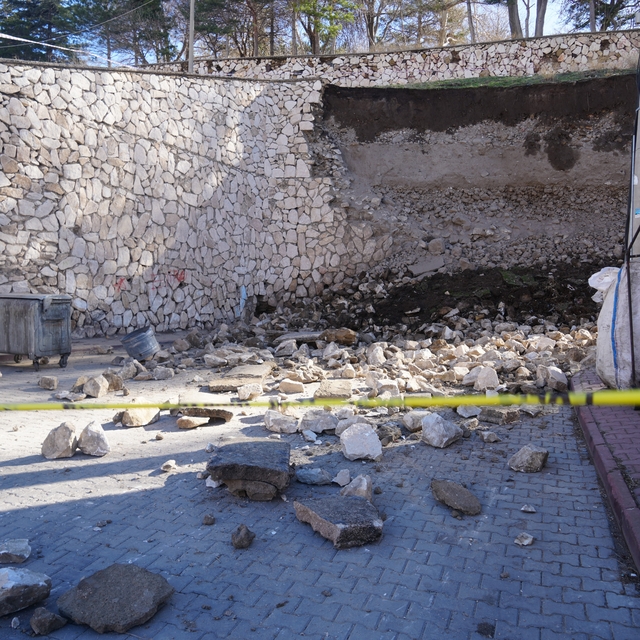 Niğde Kalesi'nde çöken istinat duvarının molozu kaldırılıyor