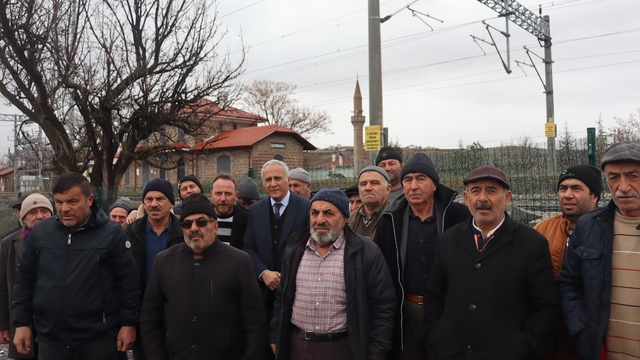 Teravih namazı için 5 kilometre yürümek istemiyorlar
Mahalleleri ikiye bölünen Sarımsaklı halkı alt geçit istiyor