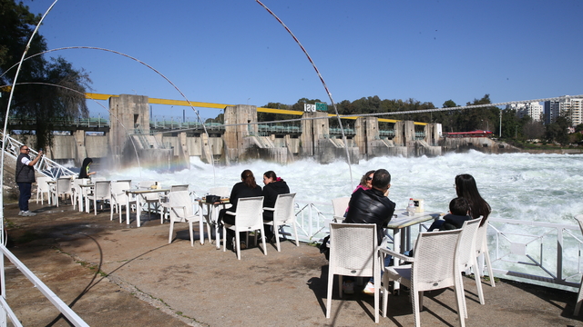 Adana'daki Seyhan Barajı'ndan kontrollü su tahliyesi sürüyor