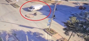 Motosikletin minibüse çarptığı kaza kamerada