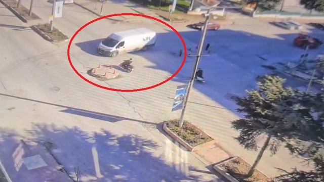 Motosikletin minibüse çarptığı kaza kamerada