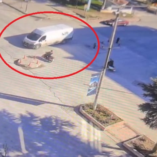 Motosikletin minibüse çarptığı kaza kamerada