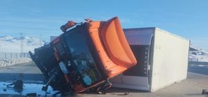 Bingöl'de tır devrildi: 1 yaralı