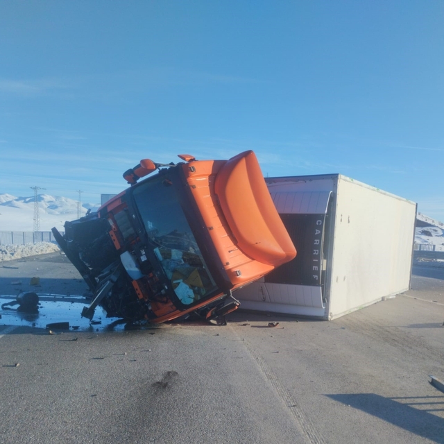 Bingöl'de tır devrildi: 1 yaralı