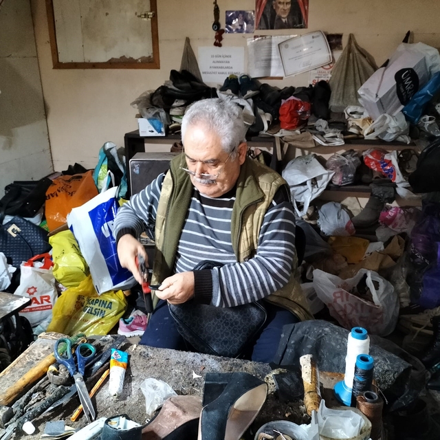 Köyceğiz'in son ayakkabı ustası, emekli oldu ama mesleğini bırakamadı