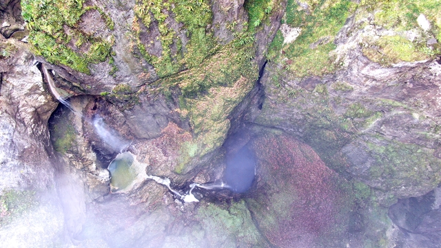 İçerisinde şelale akan Karadeniz'in en derin mağarası görenleri mest ediyor