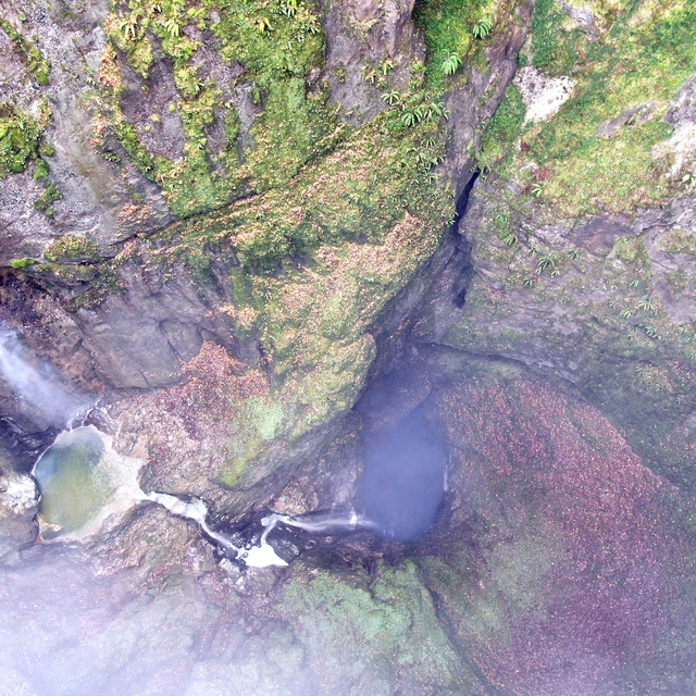 İçerisinde şelale akan Karadeniz'in en derin mağarası görenleri mest ediyor