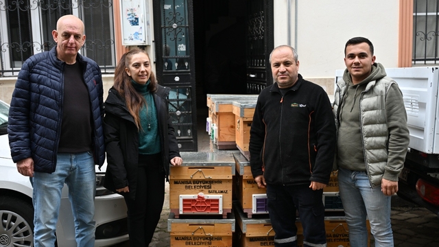 Manisa Büyükşehir'den sel mağduru arıcıya kovan desteği