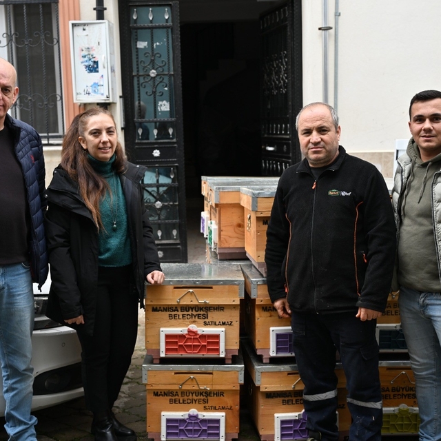 Manisa Büyükşehir'den sel mağduru arıcıya kovan desteği