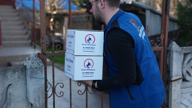 Düzce'de ihtiyaç sahipleri yalnız bırakılmıyor
Düzce Belediyesi Ramazan'da 500 aileye iftarlık yemek servis ediyor