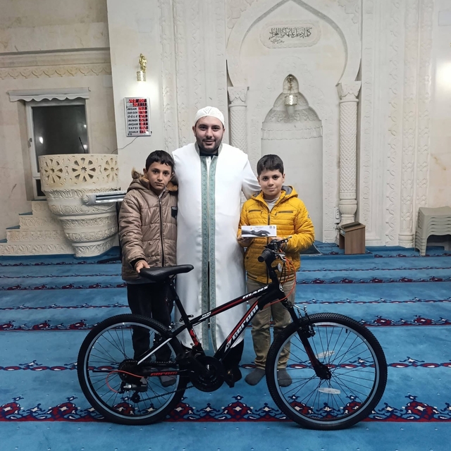 Çermik'te başarılı öğrencilere bisiklet ve akıllı saat hediye edildi