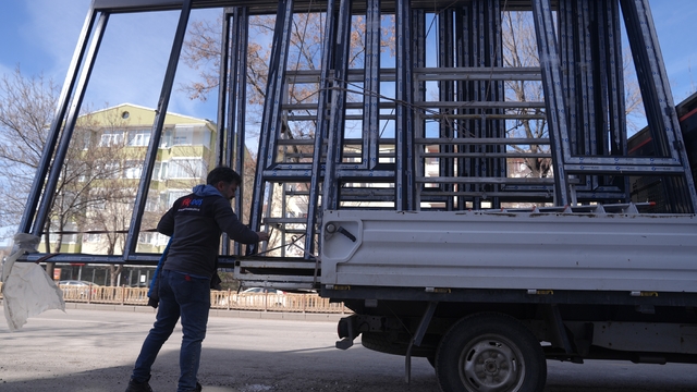 Erzurum'da bir firma, parasını alamadığı iddiasıyla inşaatta kullandığı malzemeleri söktü