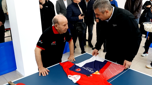 Mersin'de masa tenisi eğitim alanına 88 yaşındaki sporcunun adı verildi