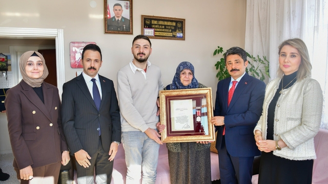 Kırşehir'de şehit ailesine Devlet Övünç Madalyası ve Beratı verildi