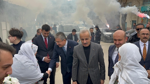 Bakan Uraloğlu: "İnşallah önümüzdeki sene de her şeyle beraber bu yolu bitireceğiz"
Kıyafetleri üzerinden hakarete uğrayan Başkan Güneş'i ziyaret eden Uraloğlu, "Bu şekilde düşünenlerin eline fırsat geçerse neler yapabileceklerini bize anlatıyorlar" dedi