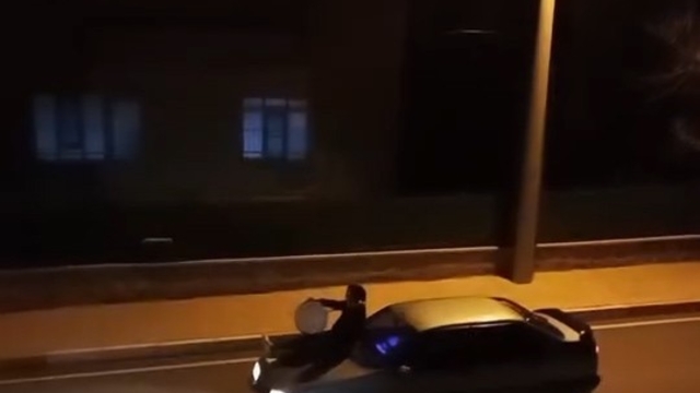 Aracın üzerine çıkan davulcu mahalleliyi sahura böyle uyandırdı
